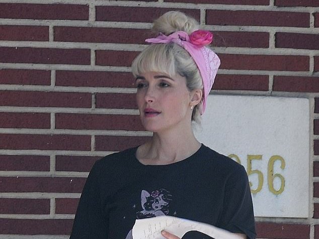 Rose Byrne on the Tow set